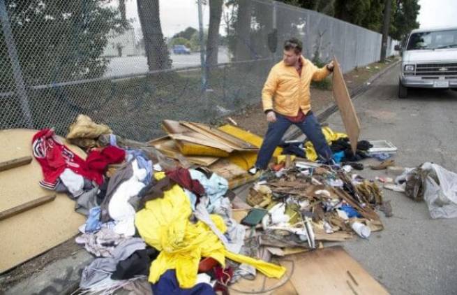 Άφησε τη γλυπτική και άρχισε να φτιάχνει σπίτια για άστεγους