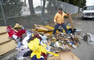 Άφησε τη γλυπτική και άρχισε να φτιάχνει σπίτια για άστεγους