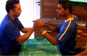 "Βλέποντας" το Μουντιάλ με τα χέρια (video)