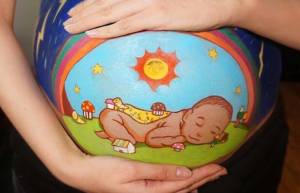 Έγκυος ζωγραφίζει στην κοιλιά της τον γιο που περιμένει!