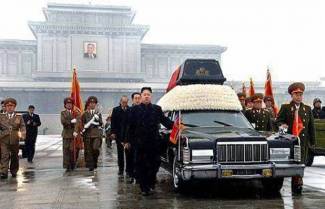 Από του 8 που συνόδευαν τιμητικά τον Kim Jong Il έχει επιζήσει μόνο ο γιος του Kim Jong Un