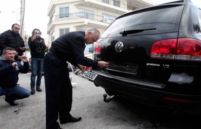 Τα κόκκινα φανάρια προκαλούσαν ανελέητα, πάνω στα πανέμορφα μαύρα οπίσθια του Touareg.