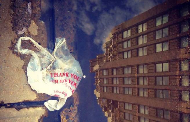 Ακτιβιστής φωτογράφος, αναδεικνύει  «καλλιτεχνικά» το πρόβλημα με τις πλαστικές σακούλες