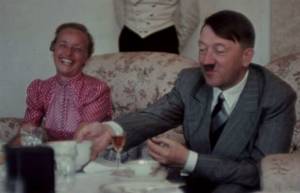 Στην υπηρεσία των Ναζί: Υπηρέτρια του Χίτλερ σπάει τη σιωπή της μετά από 71 χρόνια (video)