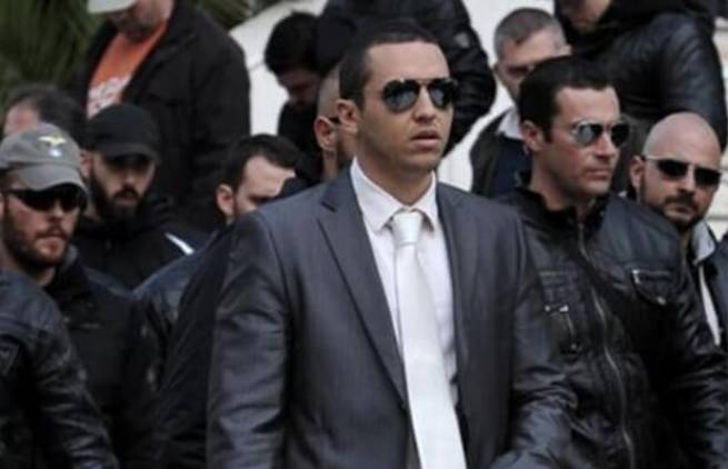 Ο Κασιδιάρης πίνει τον καφέ του σε φλιτζάνι... «χειροβομβίδα» (!)